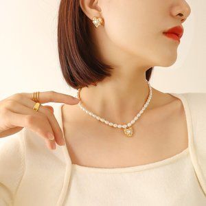 A Set of 18k Gold plated Freshwater Pearl Necklace and Earring
